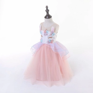 Detail des Einhorn-Prinzessinnenkleids mit bunten Blumen und glitzernden Ohren