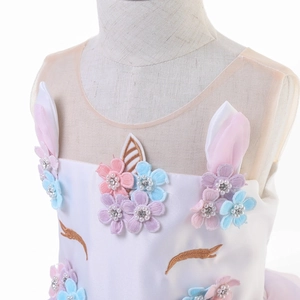 Detaillierte Stickerei mit bunten Blumen und goldenen Einhorn-Wimpern auf weißem Satin