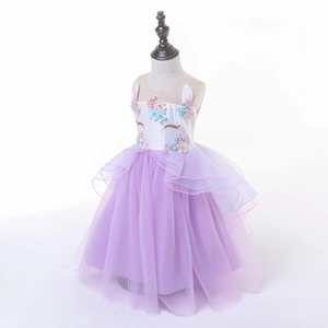 Detail eines Einhorn-Prinzessinnenkleids mit 3D-Blumen und lila Tüll-Stufenrock