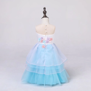 Detailansicht des blauen Tüllrocks und der Blumenapplikationen auf dem Prinzessin-Kleid