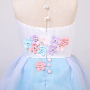 Detail der Mädchen Prinzessinnenkleid Rückseite mit Seidenknöpfen und 3D Blumenverzierung