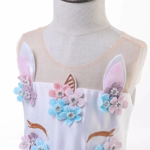 Detailansicht des Einhorn-Kleids mit 3D-Blumenakzenten und gestickten Wimpern