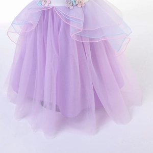 Detail von lavendelfarbenem Tüllkleid mit pastellfarbenen Blumen-Applikationen und Pailletten