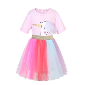 Detail von rosa Einhorn T-Shirt mit Pailletten-Taille und buntem Regenbogen-Tutu