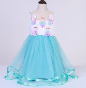 Détail de la broderie licorne avec fleurs 3D sur une robe tutu bleu clair pour enfant