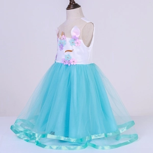 Détails d'une robe princesse licorne avec fleurs 3D et jupe en tulle multicouche