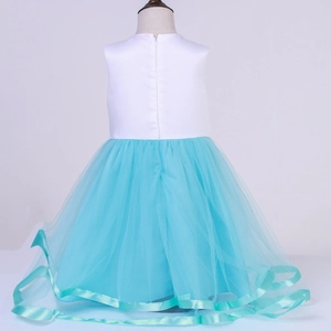 Détail du bustier en satin blanc avec jupe en tulle bleu clair multicouche et ruban