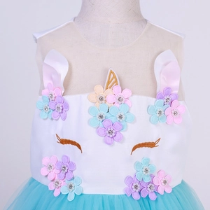 Détail de la robe licorne avec fleurs en tulle 3D, perles et broderie de cils dorés