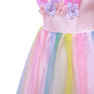Detail eines Prinzessinnenkleids für Mädchen mit rosa Satintaille, 3D-Blumen und Tüll