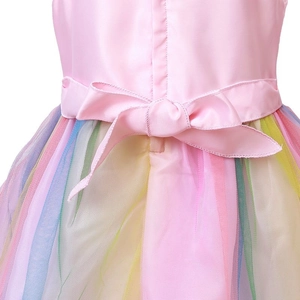 Detail der rosa Satintaille mit Schleife und mehrlagigem Regenbogen-Tüllrock