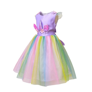 Detailansicht eines Einhorn-Tüllkleids mit 3D-Blumen an der Taille und Regenbogenrock