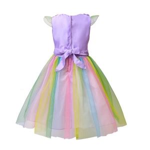 Detailansicht der Rückseite des Prinzessinnenkleids mit Regenbogen-Tüll und Satinschleife