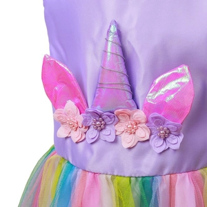 Detail eines Einhorn-Prinzessinnenkleids mit 3D-Horn, Stoffblumen und Perlen-Applikationen
