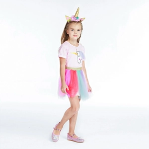 Détail du t-shirt licorne rose avec jupe en tulle colorée et bandeau doré assorti