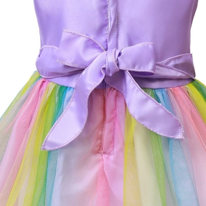 Detail der lila Satin-Rückseite mit großer Schleife und buntem Regenbogen-Tüllrock