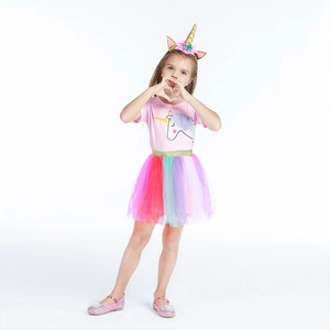Détail du t-shirt licorne rose avec jupe tutu arc-en-ciel et bandeau corne dorée assorti