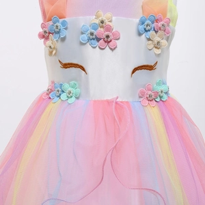 Dettaglio dell'abito da principessa unicorno con fiori 3D e gonna in tulle colorato