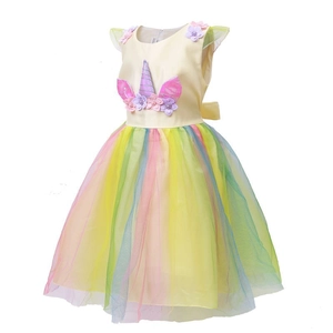 Detail eines Einhorn-Prinzessinnenkleids mit bunten Blumenapplikationen für Mädchen