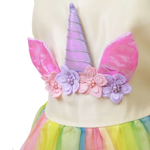 Detail der Regenbogen-Tüllrock mit Einhorn-Horn und floralen Perlenverzierungen