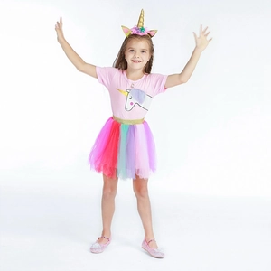 T-shirt licorne rose et jupe tutu arc-en-ciel avec bandeau doré et chaussures assorties