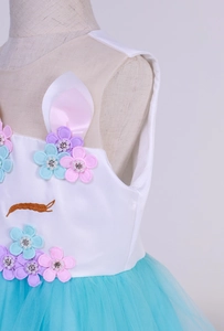 Détail de la broderie licorne avec fleurs 3D sur une robe de fête en tulle bleu