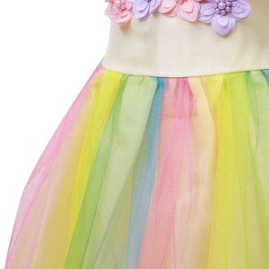 Detailansicht der Taillenblumen mit lila Perlen und mehrlagigem Regenbogen-Tüllrock
