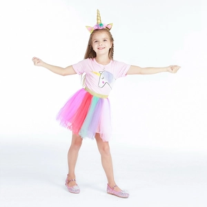 Détails de la tenue licorne pour fille avec t-shirt rose, jupe arc-en-ciel et serre-tête