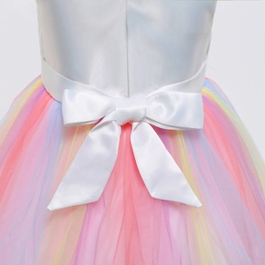 Dettaglio della schiena di un abito bianco da unicorno con fiocco e gonna arcobaleno