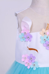 Détails de robe licorne avec fleurs 3D, perles et broderie de cils sur le corsage