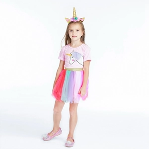 Détails d'un ensemble licorne pour fille avec t-shirt rose et jupe tutu arc-en-ciel