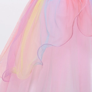 Dettaglio del tulle a strati sfumato arcobaleno con bordo ondulato per abiti da bambina