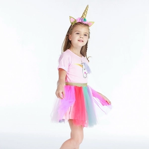 Détail du t-shirt licorne rose et de la jupe en tulle arc-en-ciel pour filles
