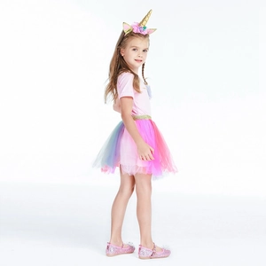 Détail du t-shirt licorne rose avec tutu en tulle arc-en-ciel et bandeau assorti
