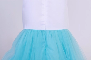 Détail du corsage en satin blanc et jupe en tulle bleu avec fermeture éclair invisible
