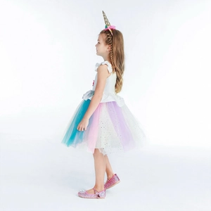 Detailansicht Einhorn-Prinzessinnenkleid mit mehrlagigem Regenbogen-Tüll und Pailletten