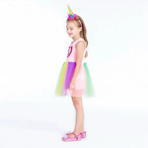 Vue latérale robe licorne princesse avec jupe en tulle arc-en-ciel et cœur pailleté