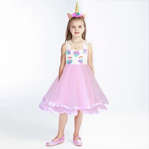 Vue détaillée de la robe licorne avec fleurs 3D et son serre-tête assorti pour filles