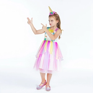 Détail de la robe de princesse licorne avec fleurs colorées et jupe en tulle arc-en-ciel
