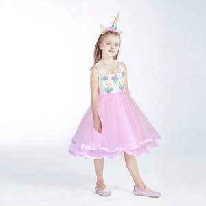 Détail d'une robe licorne pour fille avec broderies florales et jupe tutu rose