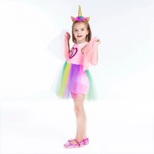 Détail du costume de licorne pour filles avec jupe arc-en-ciel et serre-tête doré
