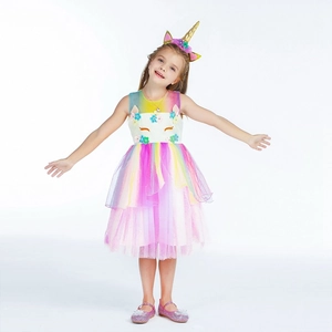 Détail de la robe licorne arc-en-ciel pour fille avec broderie et couches de tulle colorées