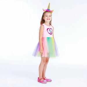 Détail de la robe tutu licorne rose avec corsage à paillettes et jupe en tulle arc-en-ciel