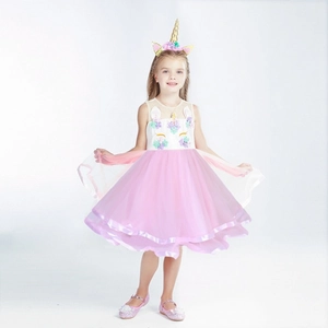 Détails de robe princesse licorne avec broderies florales et tulle rose multicouche
