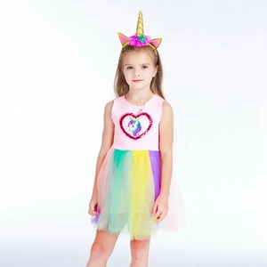 Détail d'une robe tutu licorne rose avec jupe en tulle coloré et bandeau licorne assorti