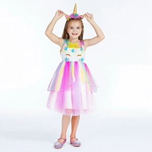 Détail d'une robe de licorne avec jupe en tulle arc-en-ciel et décorations florales