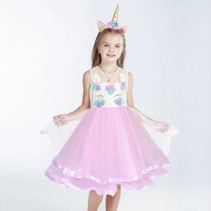 Détail d'une robe de princesse licorne avec broderies florales 3D et bandeau assorti