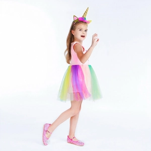 Détail de robe princesse licorne pour fille avec chaussures à paillettes