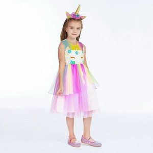 Gros plan sur la broderie licorne et le tulle arc-en-ciel de la robe de princesse