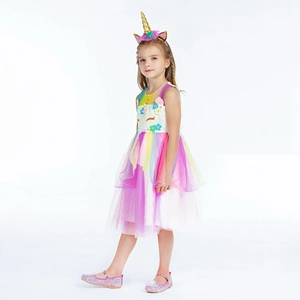 Détail de la robe licorne arc-en-ciel avec fleurs 3D et bandeau de corne dorée scintillant