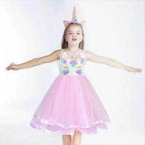 Détail de robe licorne pour fille avec fleurs 3D et bandeau de corne assorti